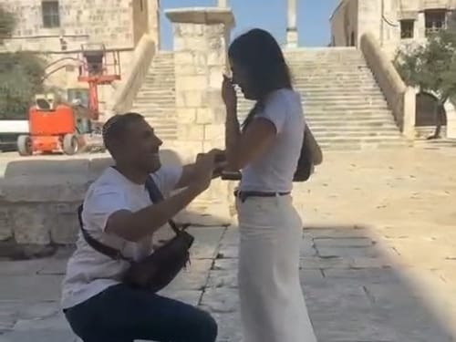 מרגש: זוג הציע נישואין בהר הבית בט"ו באב