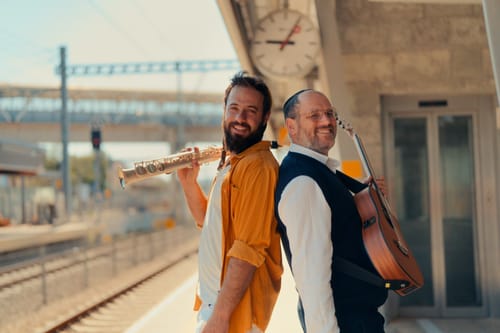אהרן רזאל ואביה שרמן בדואט מפתיע: "מעתה ועד עולם"