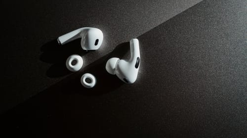 "הפרויקט לא נגנז": אפל שוקלת מחדש AirPods עם מצלמות