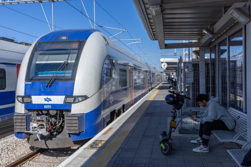 שמע ברכבת שיחת טלפון של חיילת וסגר לה את החוב