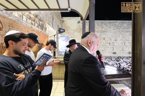 במעמד שורדי השבי: רבבות בעצרת הסליחות המרכזית בכותל