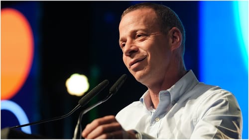 עמית סגל לועג ליאיר לפיד: "מתקרבים לשוויון"