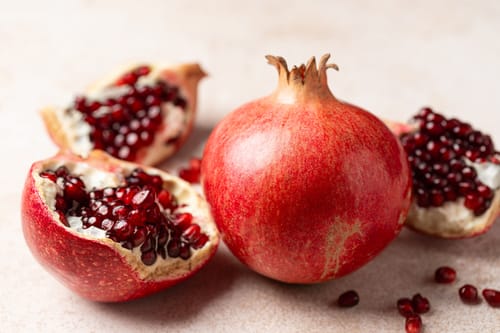 סוד הכתר: מה באמת קורה לגוף כשאוכלים רימון?