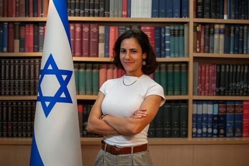 כבוד למגזר: בוגרת אולפנת אמנה תייצג את ישראל באו"ם
