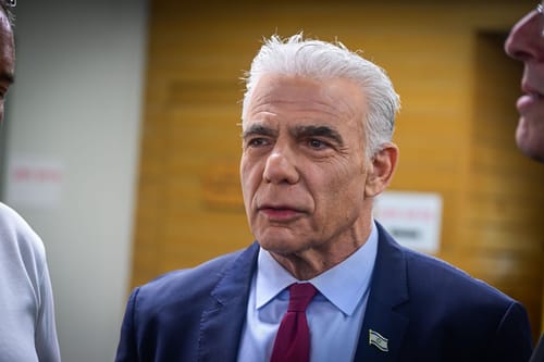 לפיד בהאשמה חמורה: ערוץ 14 מגשים את חלומו של סינוואר 