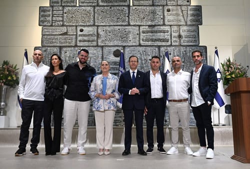 הרצוג העניק את אות הנשיא לנוסעי טיסת "פליי דובאי" שנאבקו במחבל