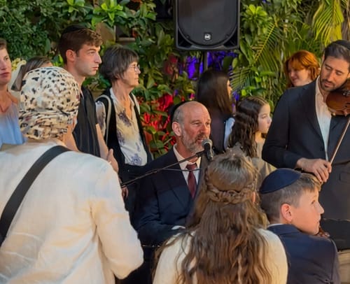 מרגש: אחרי שלקה באירוע מוחי - יונתן רזאל מנגן בחתונת בתו. צפו