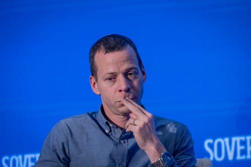 "עמית סגל משלם להם את המשכורת"