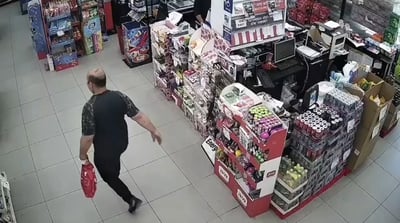 תיעוד מרתיח: החשוד בהרעלת מחיות התינוקות - משוטט בסופר