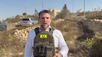 הכלים בשטח: סמוטריץ' מלווה הריסות בתים בזירת הפיגוע