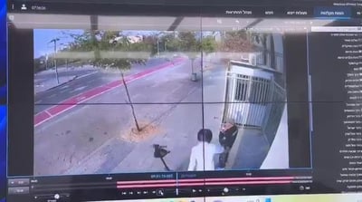איזה ביזיון: חטף את הנשק מהשומר שאפילו לא זז