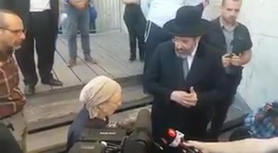 אישה שניצלה מהאבן בכותל