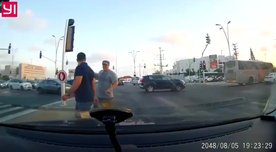 ילדף עץ מהאוטו