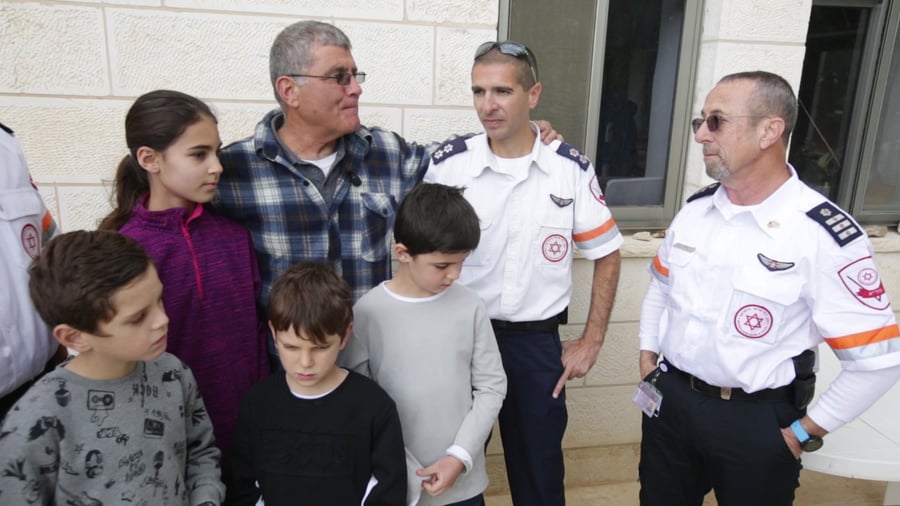 נטיעות טו בשבט עם פראמדיקים שהצילו את חייו של יוסי גל ממושב תומר – דוברות מדא 20.1.19