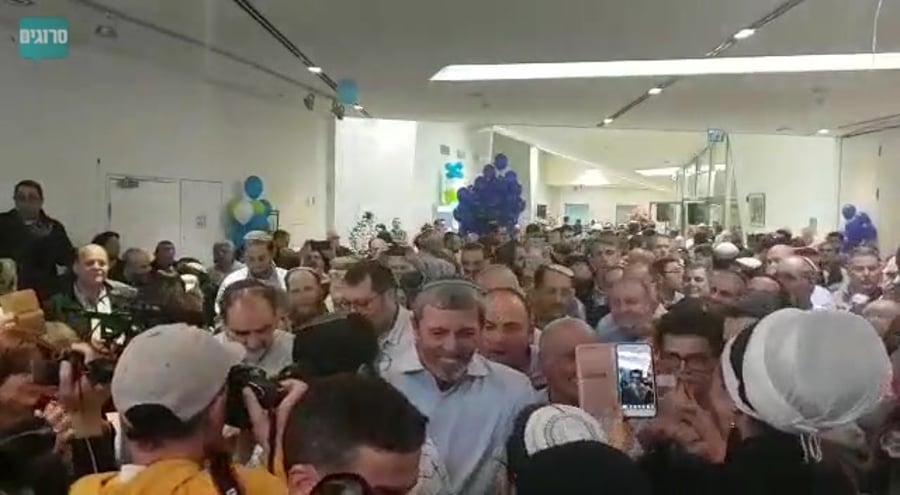 הבית-היהודי-רפי-פרץ-כניסה