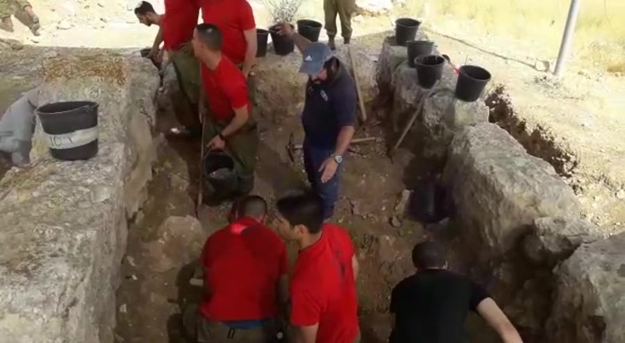 חילים בעבודה