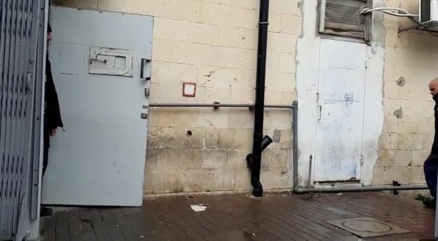 המחבל שדרש את חיילי גולני בפתח בית המשפט בירושלים (צילום: חיים גולדברג, סרוגים)