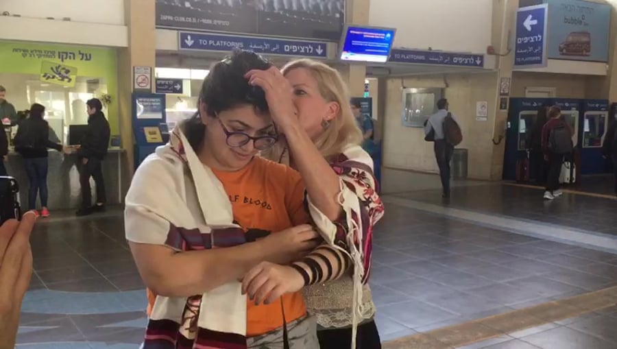 דוכן התפילין של נשות הכותל בסבידור מרכז (ללא קרדיט)