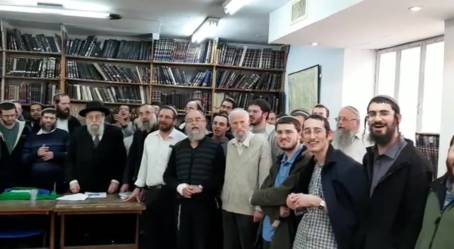 הרב אריה שטרן עם תלמידי ישיבת מרכז הרב במכון הלכה ברורה ללא קרדיט