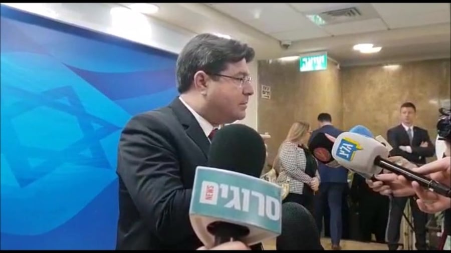 אקוניס ישיבת ממשלה