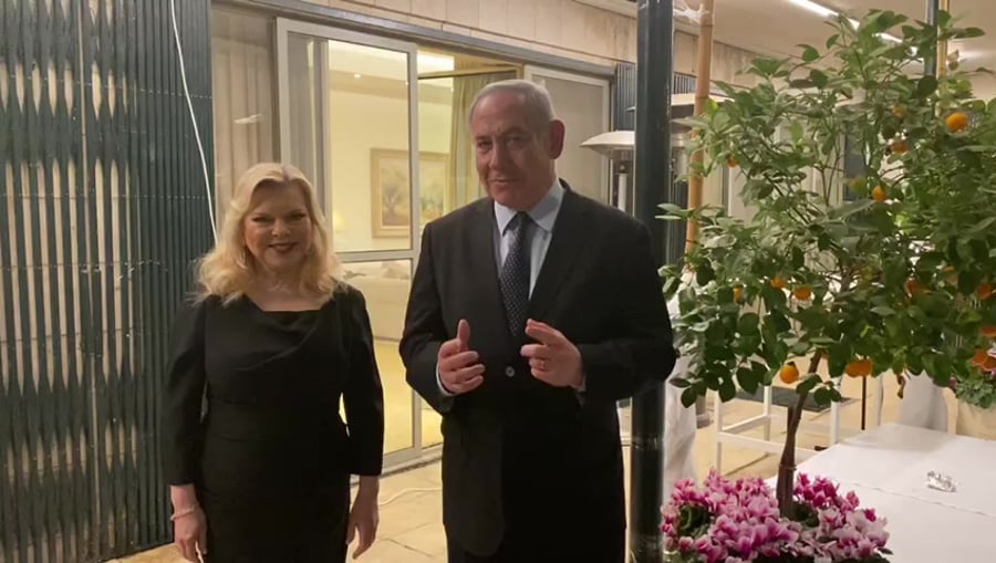 נתניהו שרה כפיים