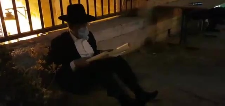 יור סיעת יהדות התורה חכ יצחק פינדרוס בקריאת מגילת איכה בחצר החורבה שבעיר העתיקה