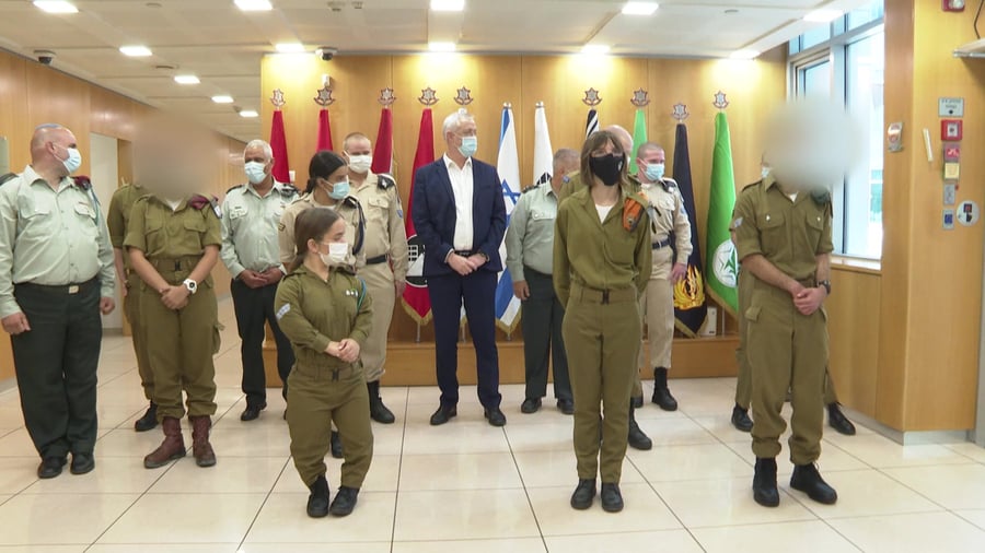 ויזואליה הרמת כוסית עם חיילים מתנדבים