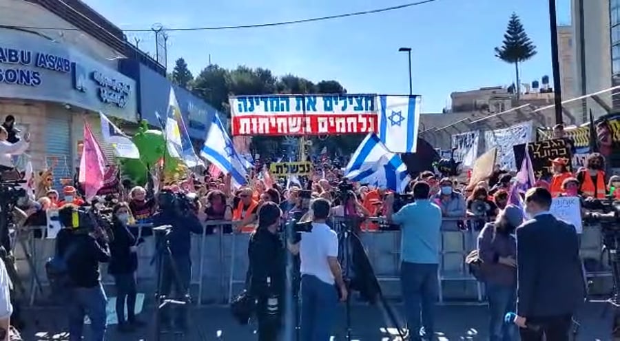 נתניהו יוצא מבית המשפט