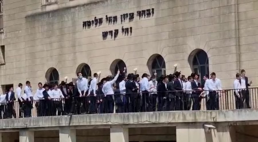 אלימות בפוניבז מחבלים משליכים סטנדרים