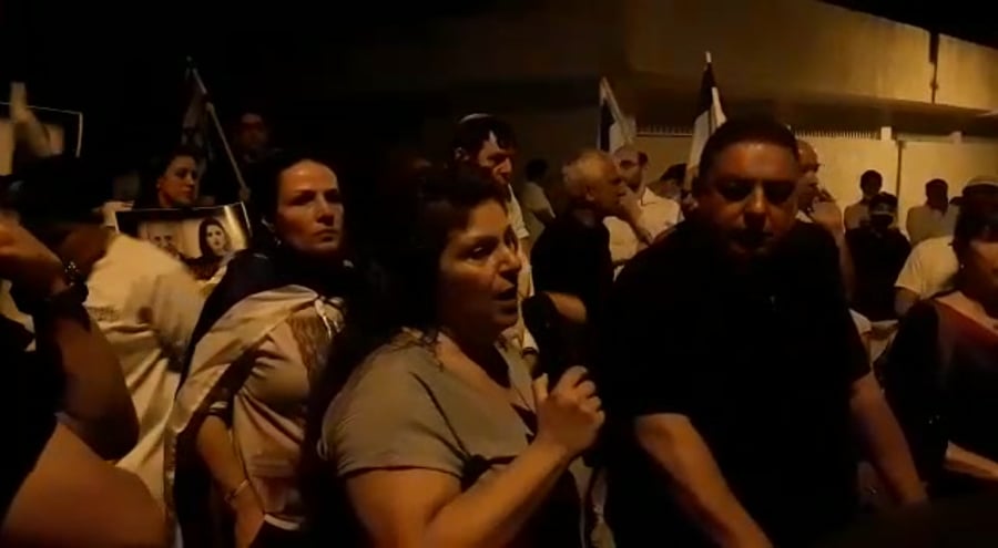 הפגנה מול הבית של שקד ברלה קרומבי (1)