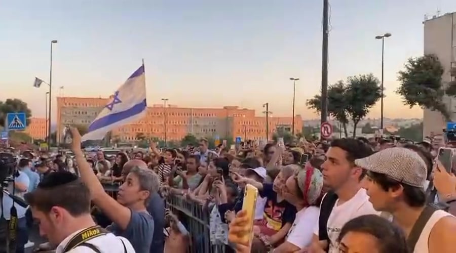 WhatsApp Video 2021-05-19 at 20.42.20 (1)