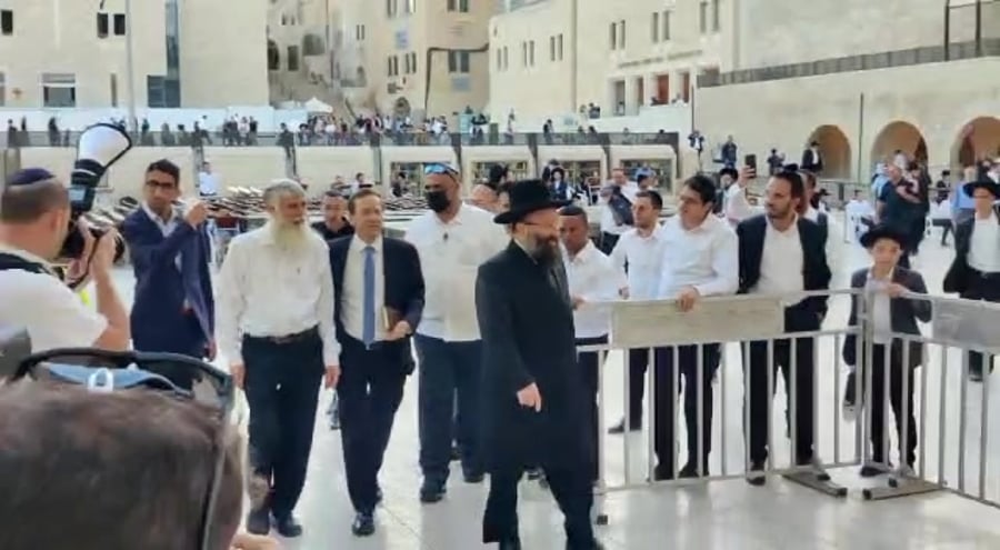הרצוג נכנס לכותל (חיים גולדברג)