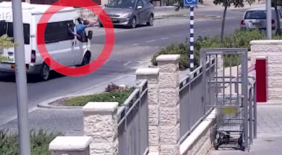ילדי המיסיונר מפיצים חומרי הטפה תוך סיכון חייהם