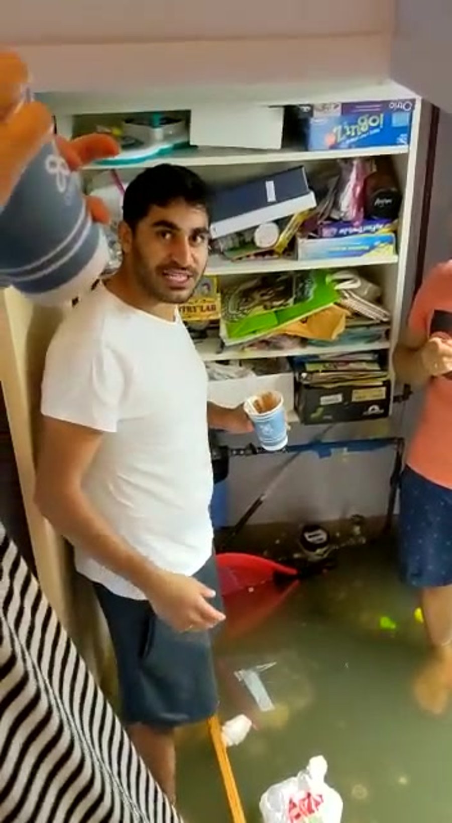 אוכלים גלידה תוך כדי ההצפות