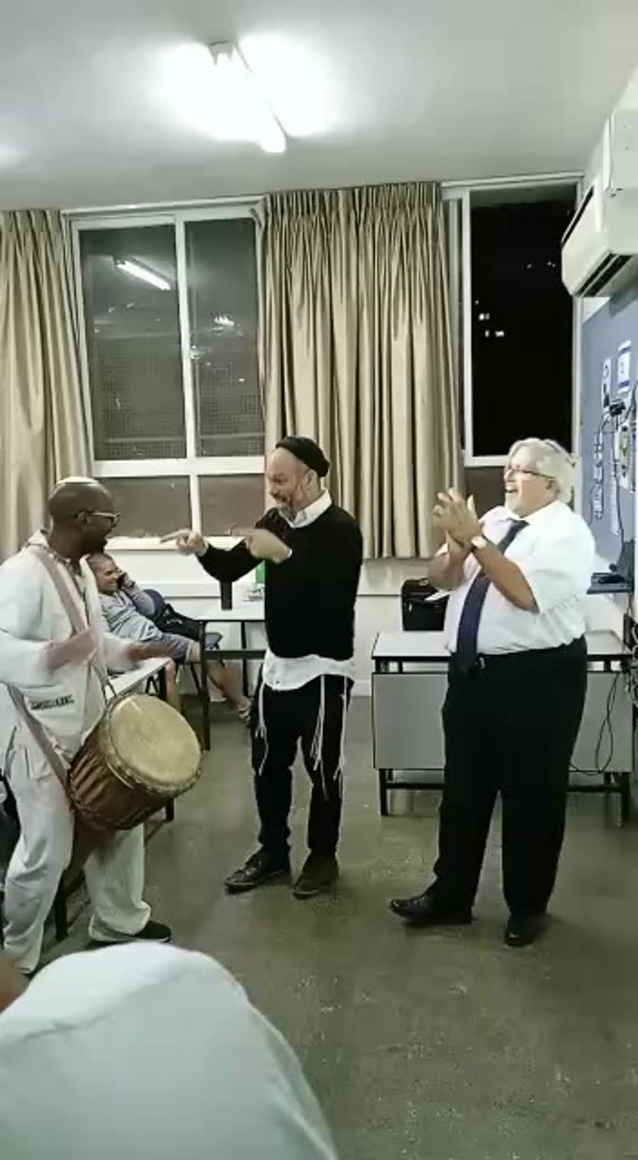 יונתן רזאל רענון נהיגה והיא שעמדה