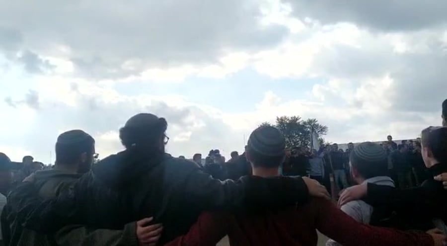 נתיב מאיר בהלווית אליהו קיי