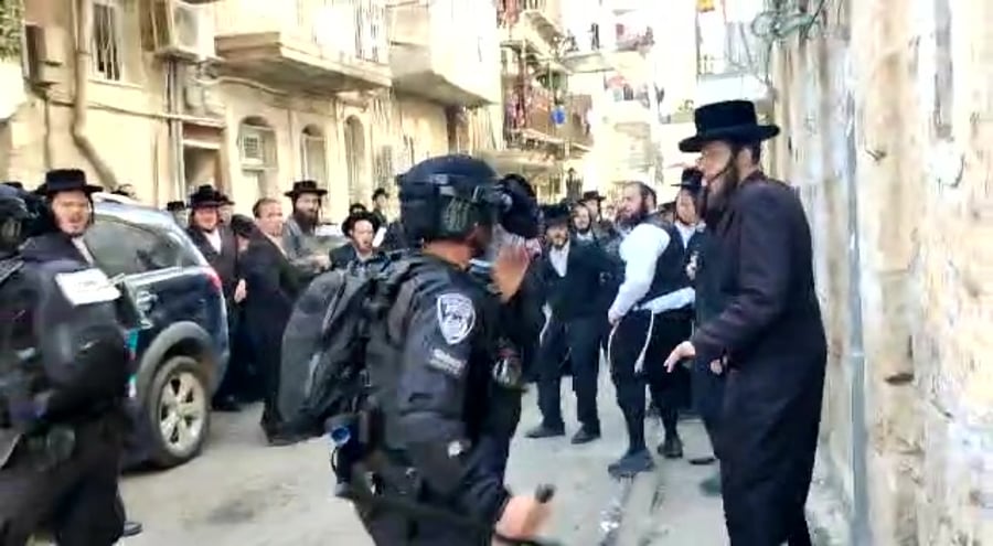 גוררים מפגין חרדי