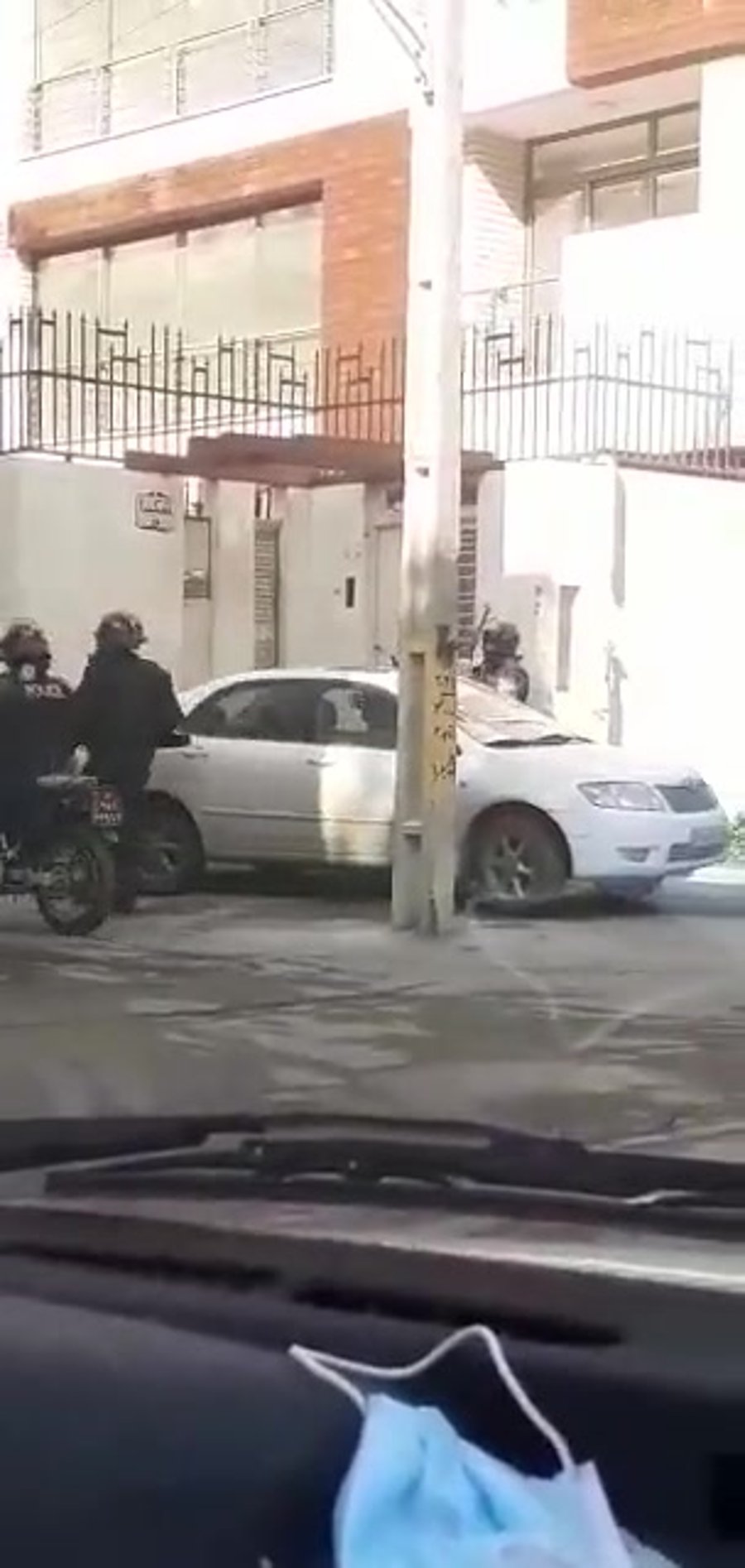 שוטרים מכים בהפגנה באיראן