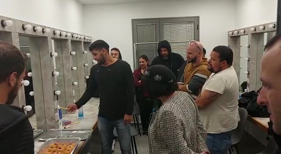 עידן עמדי הדלקת נרות חנוכה