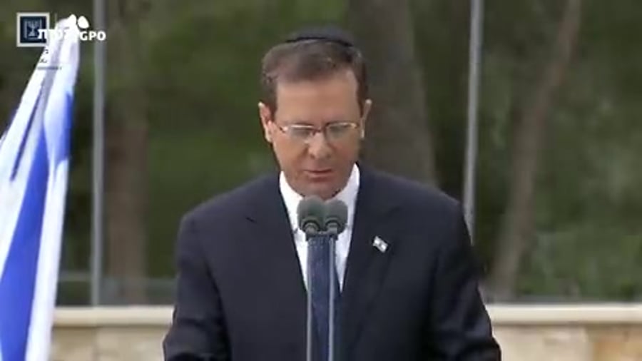 יצחק הרצוג סופד לאימו