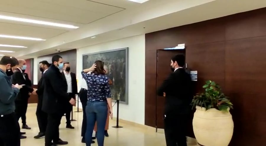 גנץ נכנס לפגישה עם בנט ולפיד