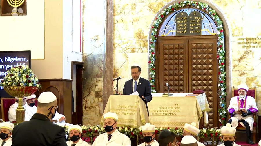 The_president_visits_a_synagogue_in_Istanbul