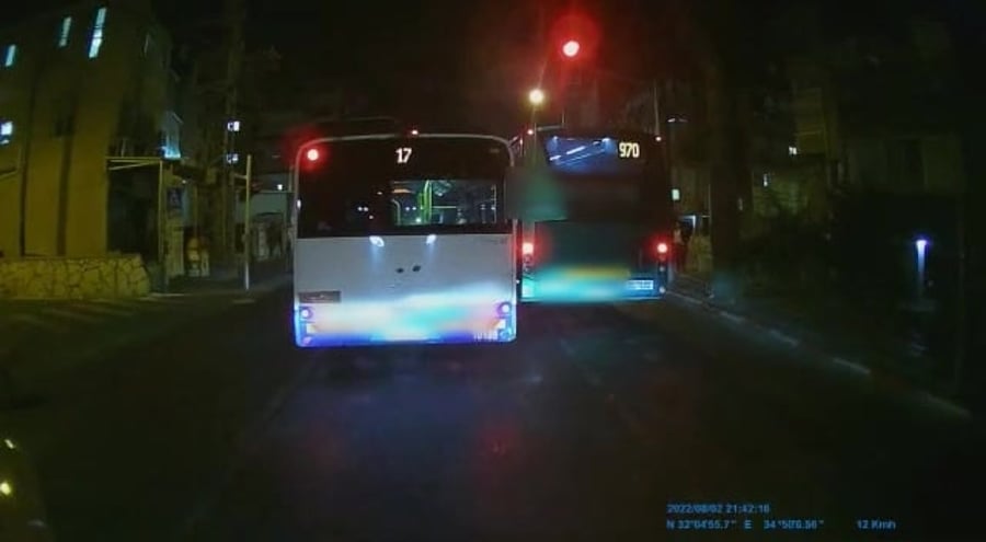 אוטובוס באור אדום