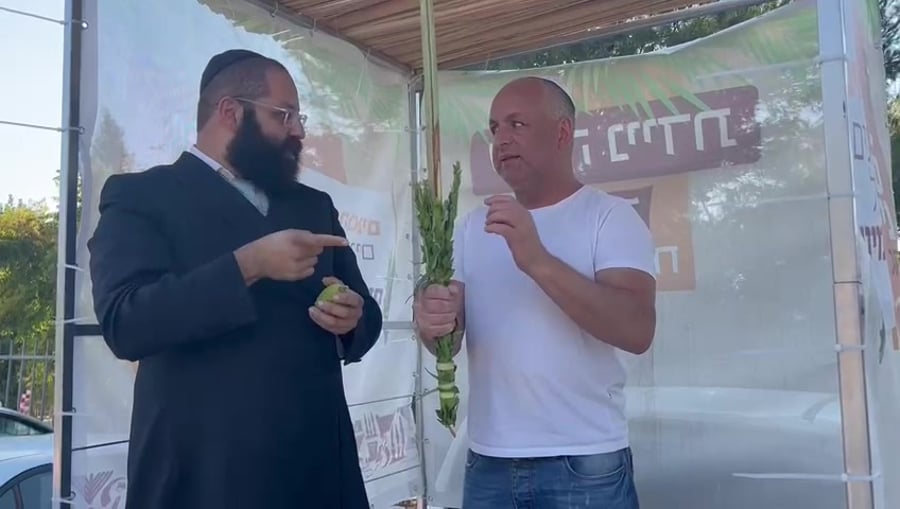 הרב יהושע סודקוף בנטילת לולב בשפת הסימנים (צילום: צעירי חב"ד)