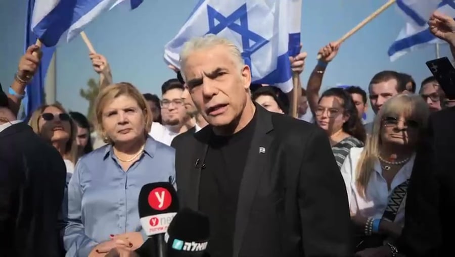 לפיד מפגין