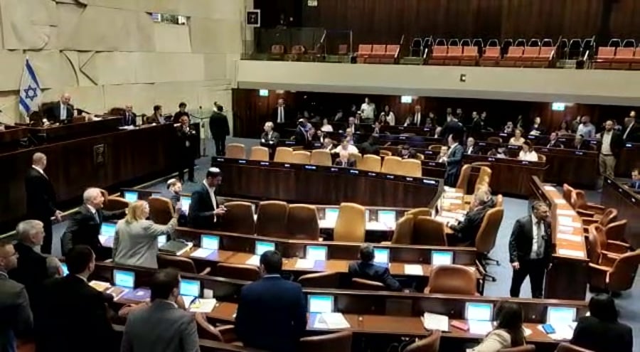 מהומה במליאה לפיד
