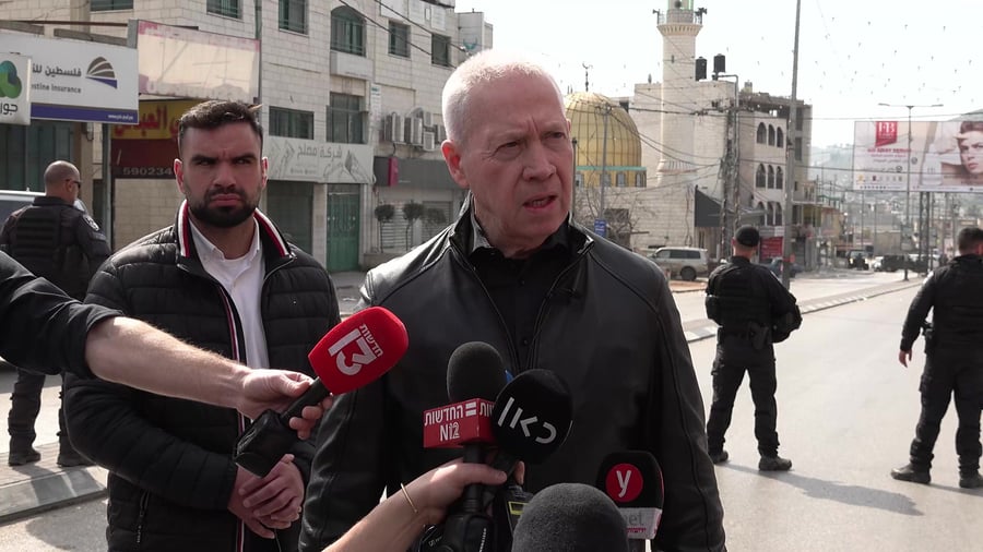 סינק שר הביטחון בזירת הפיגוע בחווארה