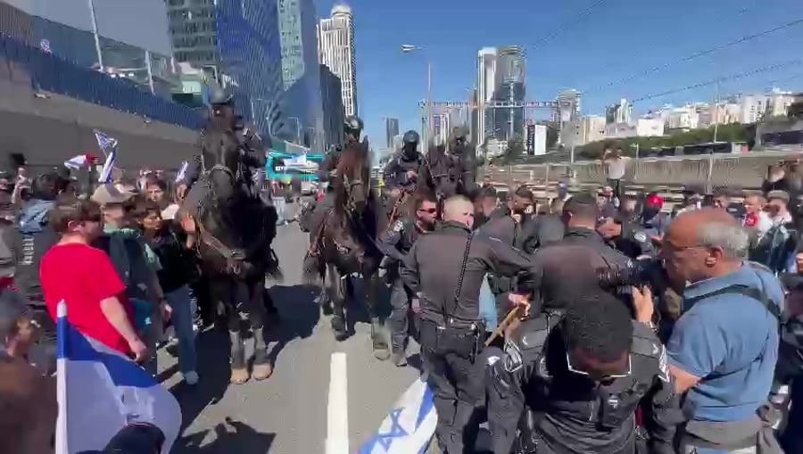 הפגנה מחאה איילון מפגינים שוטרים. צילום חיים