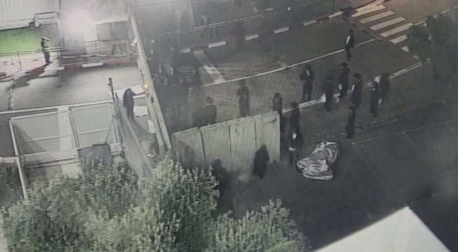 חרדים מנסים לפרוץ לכלא רמלה