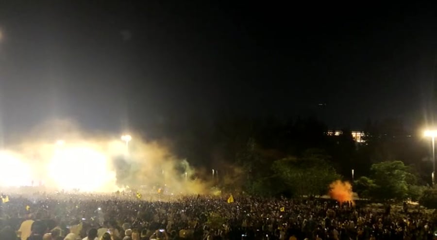 ירי זיקוקים בטקס הנפת הגביע